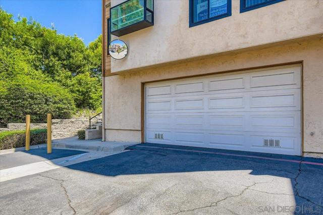 8896 Highwood Drive, San Diego CA: https://media.crmls.org/mediaz/0b3a192c-3462-477f-a778-794edace4d2e.jpg