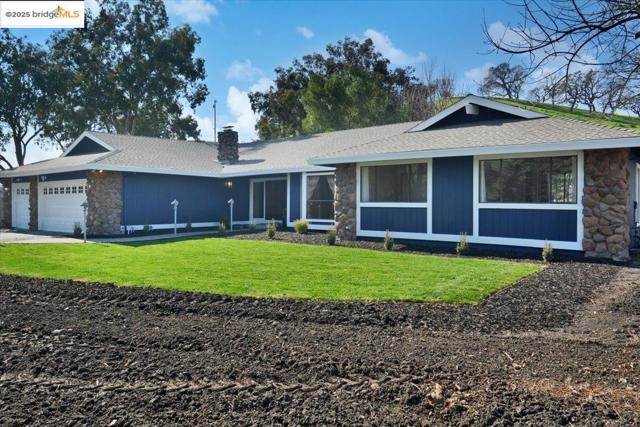 1610 Lawrence Rd, Danville CA: https://media.crmls.org/mediaz/0b3b1477-8be0-49f3-a05c-c8ff9f869a92.jpg