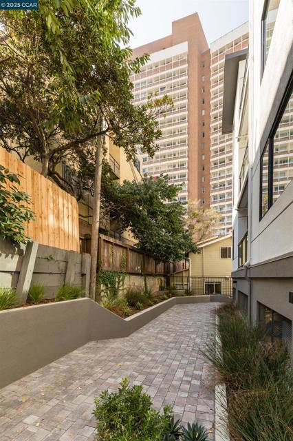 58 Vernon St, Oakland CA: https://media.crmls.org/mediaz/0b3bc9a0-646a-4649-ba35-7a0a78ad524d.jpg