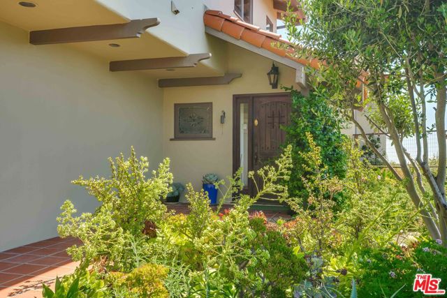 2303 Tuna Canyon Road, Topanga CA: https://media.crmls.org/mediaz/0b3c7ba2-f5a1-4b3b-9082-84a315e32cd1.jpg
