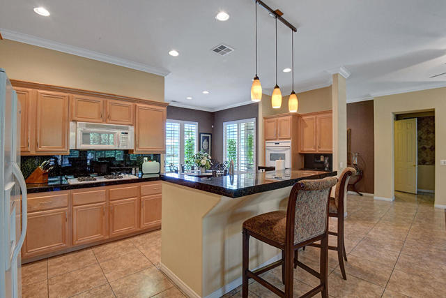 54 Camino Real, Rancho Mirage CA: https://media.crmls.org/mediaz/0b3c9c18-abd5-4ace-aa15-ed8bc4b28124.jpg