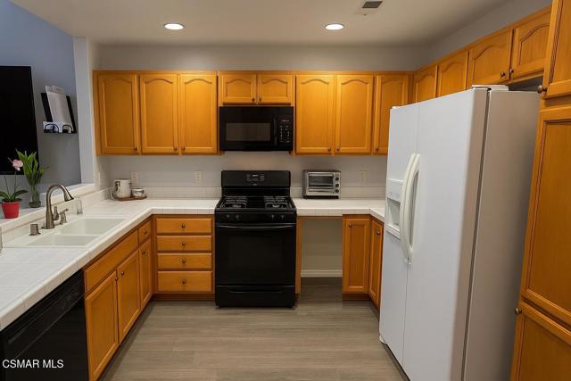 1212 Nautical Way, Oxnard CA: https://media.crmls.org/mediaz/0b3d96d5-77ae-4a3b-9837-e8367338ca08.jpg