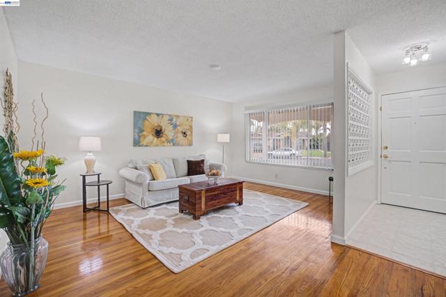 6364 Honeysuckle Dr, Newark CA: https://media.crmls.org/mediaz/0b3dcdc1-e77a-46ac-bab6-82c52491c386.jpg