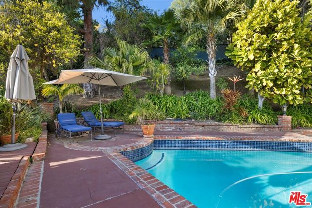 2973 Hutton Drive, Beverly Hills CA: https://media.crmls.org/mediaz/0b3e30bd-3724-4287-88ff-f916d7646682.jpg