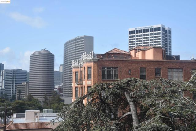 290 Park View Terrace, Oakland CA: https://media.crmls.org/mediaz/0b3ee137-ab73-461c-ab8a-bcf52e47277a.jpg