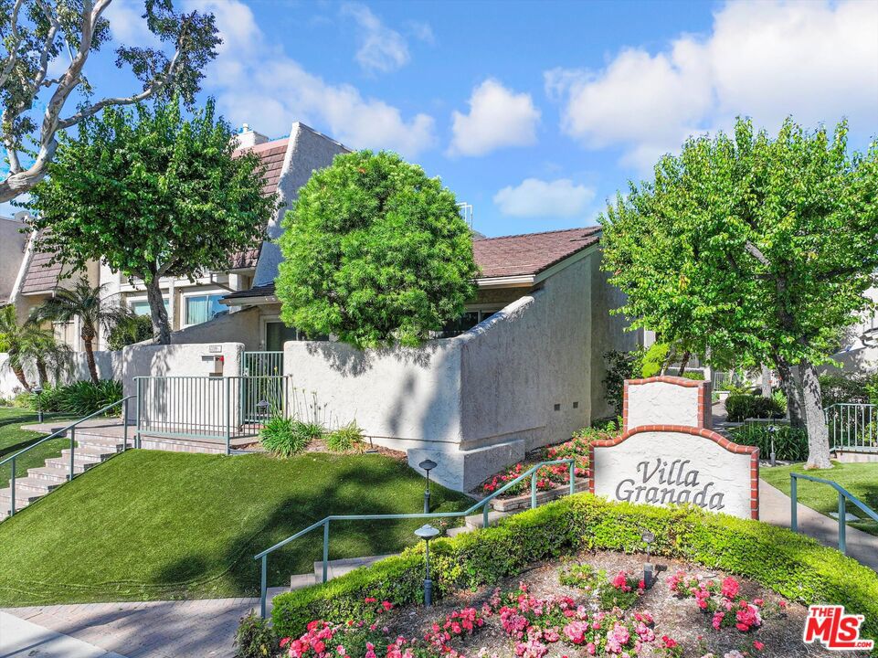 1/2 Randi Avenue
