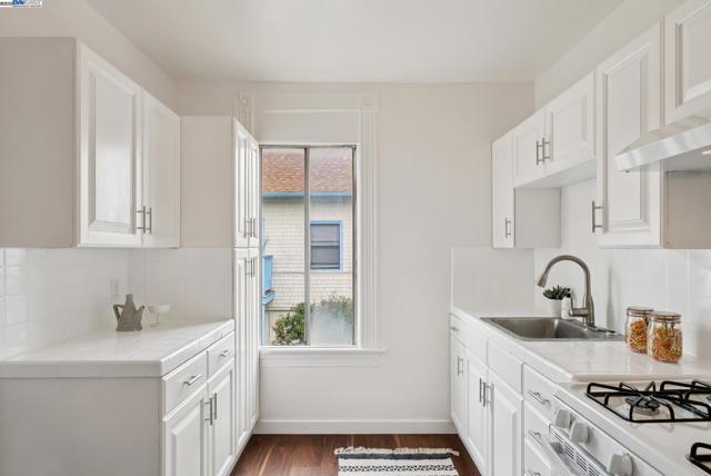 1805 Eagle Ave, Alameda CA: https://media.crmls.org/mediaz/0b405425-64b9-4a70-86ed-744e6c392801.jpg