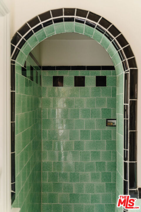 3975 Sutro Avenue, Los Angeles CA: https://media.crmls.org/mediaz/0b41bd51-7c51-45d6-8593-508b1a99a53a.jpg