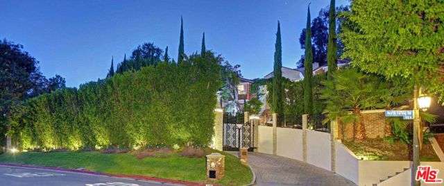 725 N Faring Road, Los Angeles CA: https://media.crmls.org/mediaz/0b42295a-4fe1-4635-9ed4-0837ffa85f97.jpg