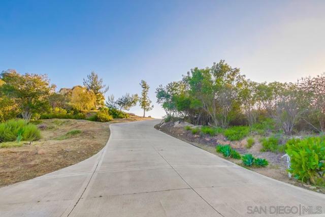 13037 Yerba Valley Way, Lakeside CA: https://media.crmls.org/mediaz/0b426033-172b-4388-8f22-b14e4ea6537f.jpg