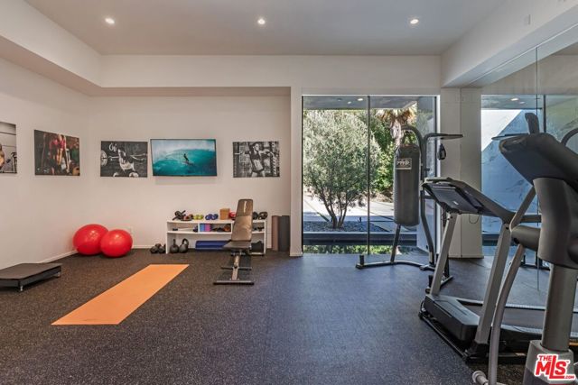 2002 LOMA VISTA Drive, Beverly Hills CA: https://media.crmls.org/mediaz/0b426768-3200-483a-aa88-aff268b637b8.jpg