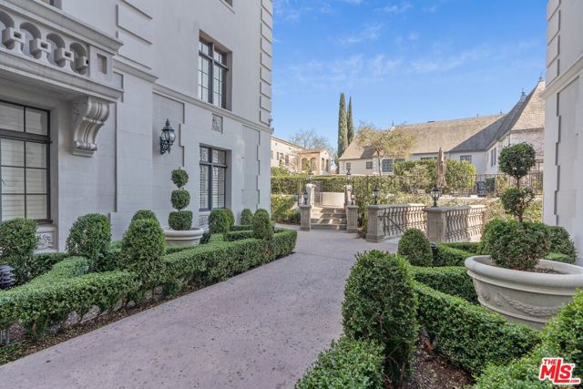 308 N Sycamore Avenue, Los Angeles CA: https://media.crmls.org/mediaz/0b4299b1-b123-4b6e-8d1c-7cba4ab53ab6.jpg