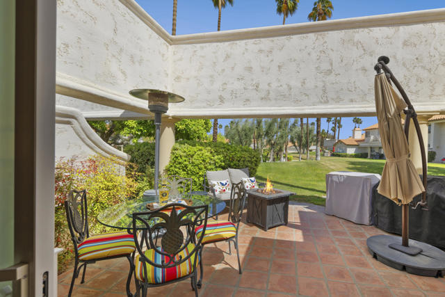 182 Desert Falls Circle, Palm Desert CA: https://media.crmls.org/mediaz/0b42b6cc-751f-4ed6-836a-7f9d0b7b6171.jpg