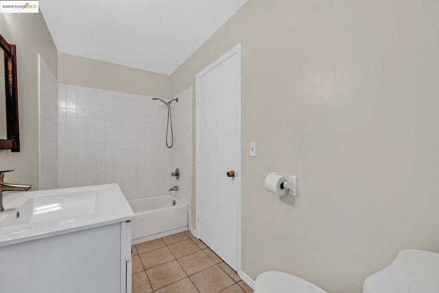 861 20Th St, Oakland CA: https://media.crmls.org/mediaz/0b4382bf-47e5-4a35-b63f-c0b591a70f96.jpg