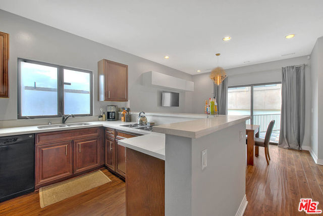 1821 S Sycamore Avenue, Los Angeles CA: https://media.crmls.org/mediaz/0b443590-5b03-416f-aee7-5c099dc0d859.jpg