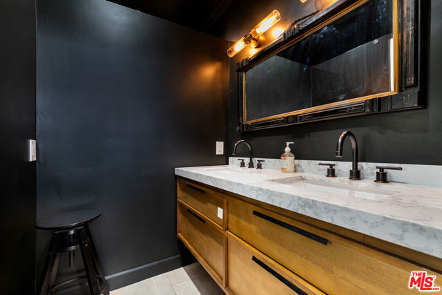933 17th Street, Santa Monica CA: https://media.crmls.org/mediaz/0b443691-13d7-473f-b3d9-8cae77ba8ef6.jpg