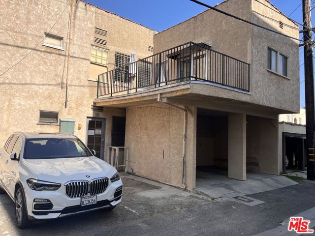 133 S Elm Drive, Beverly Hills CA: https://media.crmls.org/mediaz/0b446633-d9e3-4beb-a5d4-792aa33f7096.jpg