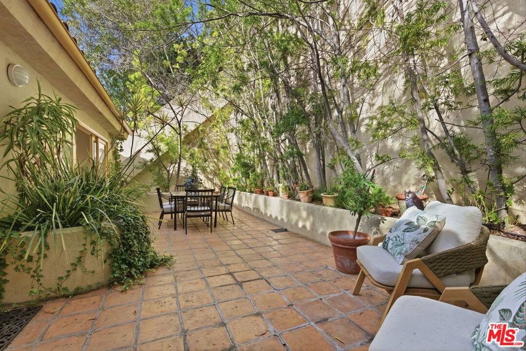 https://media.crmls.org/mediaz/0b4520a6-cf08-4014-9184-fd50472fa84c.jpg?preset=X-Large