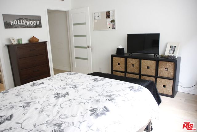 10240 Camarillo Street, Toluca Lake CA: https://media.crmls.org/mediaz/0b45cf8f-63bc-40cc-a11d-9e8d40f41aa1.jpg