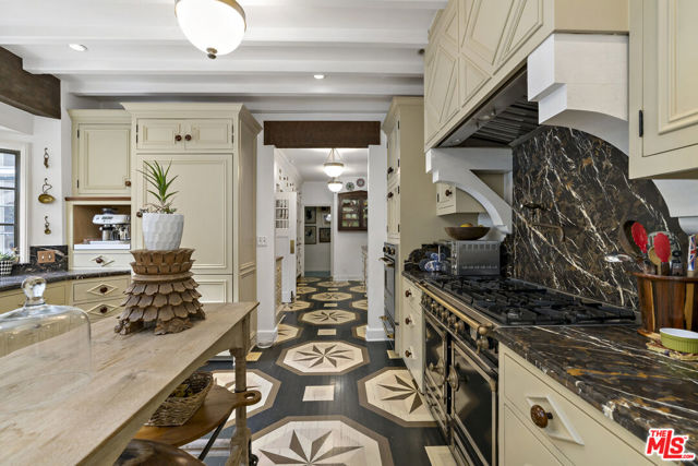 340 S Plymouth Boulevard, Los Angeles CA: https://media.crmls.org/mediaz/0b4786c5-4502-4608-b267-f557fe41ea60.jpg