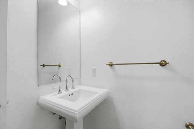 201 San Antonio Place, San Jose CA: https://media.crmls.org/mediaz/0b47e6cd-95db-4f0f-a393-70228eb31614.jpg