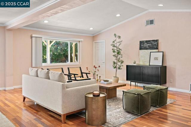 209 Farm Hill Ct, Danville CA: https://media.crmls.org/mediaz/0b47ec50-e816-48dd-8a89-c9add11e7e68.jpg