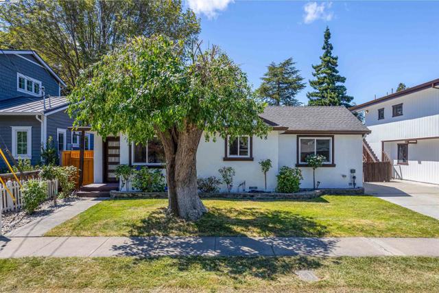 824 14th Ave, Menlo Park CA: https://media.crmls.org/mediaz/0b489fdd-bac2-43b2-bbf5-6ed96bbac9e5.jpg