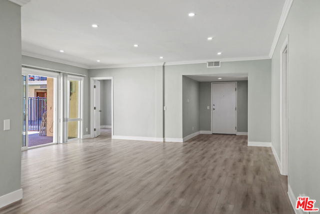 11860 Chandler Boulevard, Valley Village CA: https://media.crmls.org/mediaz/0b48d585-3a87-4c5c-b662-80bbcee528de.jpg