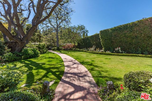 685 Elkins Road, Los Angeles CA: https://media.crmls.org/mediaz/0b48f6c7-b972-462e-b41a-1f4cef307ec9.jpg