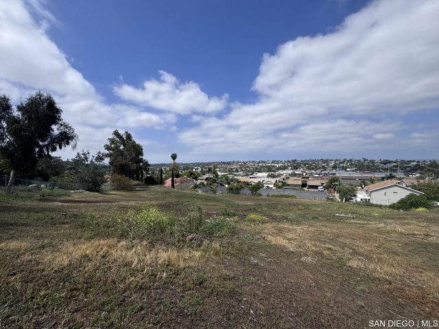 1649 San Luis Rey AVE, Vista CA: https://media.crmls.org/mediaz/0b493bf5-b594-41e6-8337-709e2fbe65ce.jpg