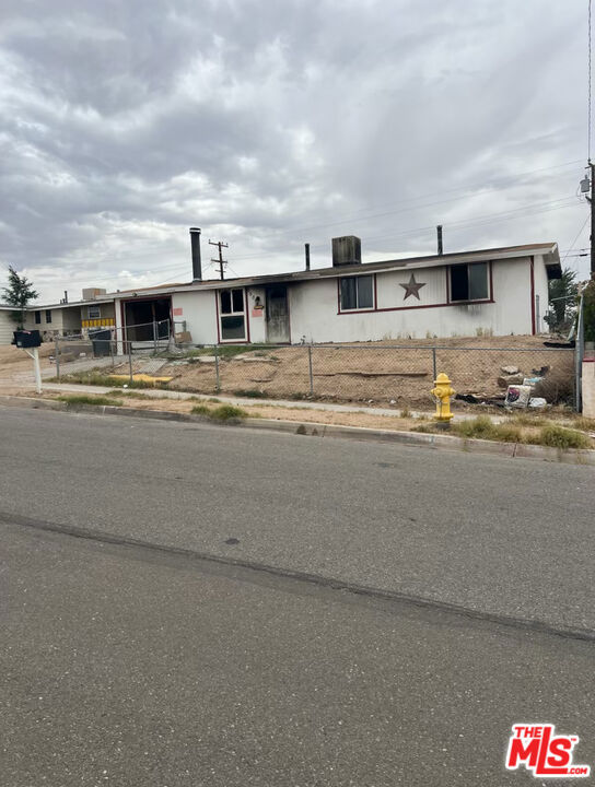 550 Frances Drive, Barstow CA: https://media.crmls.org/mediaz/0b4952b0-4e0d-42da-a18c-27fdb85f8904.jpg
