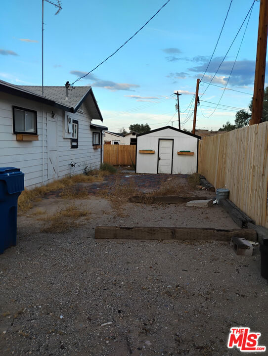 441 F Street, Needles CA: https://media.crmls.org/mediaz/0b4ac5b4-4430-40a4-baee-7d4bc370d015.jpg