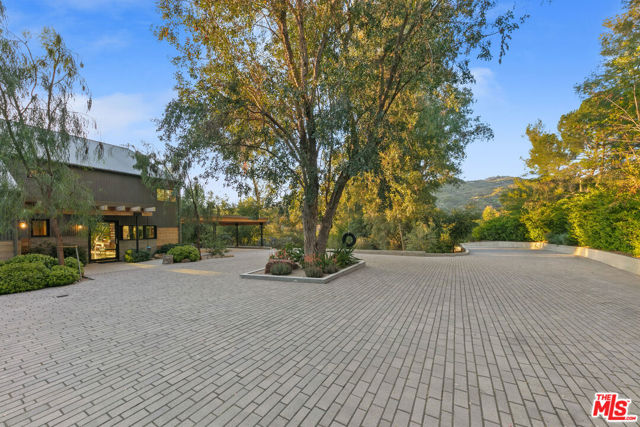 20605 Cheney Drive, Topanga CA: https://media.crmls.org/mediaz/0b4cc627-4a01-428a-aa68-1c271a93caf7.jpg