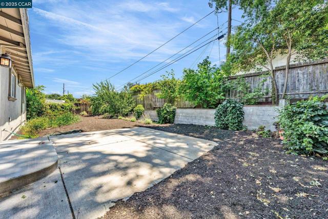 121 School Ln, Walnut Creek CA: https://media.crmls.org/mediaz/0b4dbb48-89c9-4eb2-a970-cbd504962f99.jpg