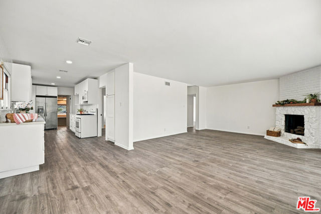 13960 Leadwell Street photo 4