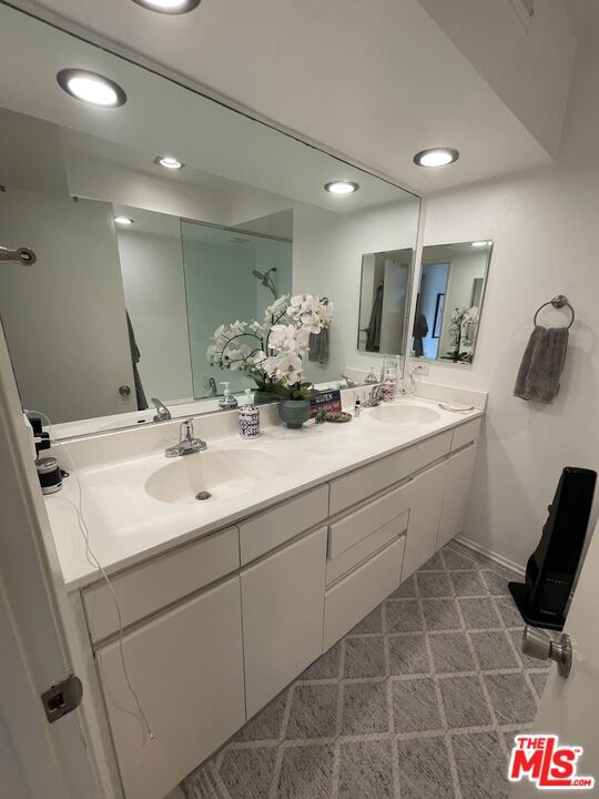 2950 Neilson Way, Santa Monica CA: https://media.crmls.org/mediaz/0b4fcbd7-21dc-443a-957e-c4c0be7f50f1.jpg