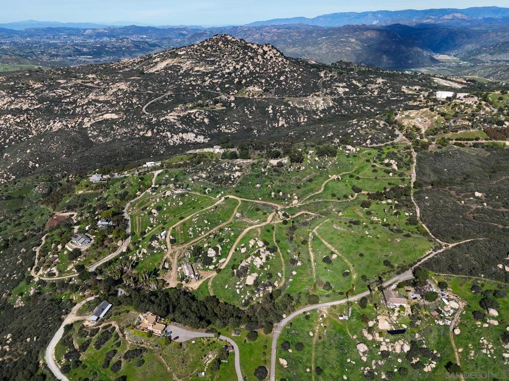 https://media.crmls.org/mediaz/0b5083f5-22a1-4d56-a0c4-0a32e1fb5753.jpg?preset=X-Large