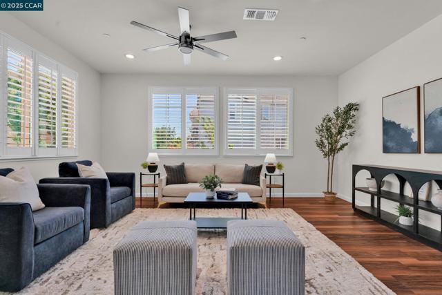 6983 Alamo Creek Trl, Dublin CA: https://media.crmls.org/mediaz/0b511f06-d816-4590-946b-2155fd63cedd.jpg