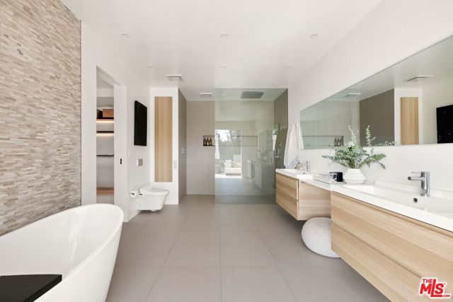 8583 Skyline Drive, Los Angeles CA: https://media.crmls.org/mediaz/0b514b48-829e-47cc-b825-b0f81d178a41.jpg