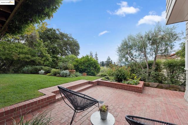 64 Crest Rd, Piedmont CA: https://media.crmls.org/mediaz/0b516025-fd9b-419c-bdbb-9d3fa406c970.jpg