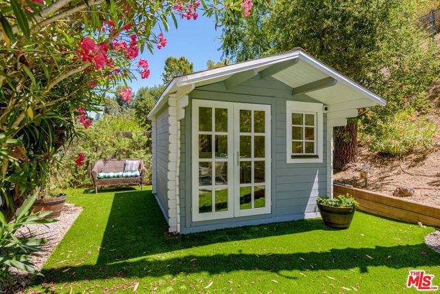 3856 Hayvenhurst Avenue, Encino CA: https://media.crmls.org/mediaz/0b51e7cb-73d8-4547-9dcf-fa34b8547545.jpg