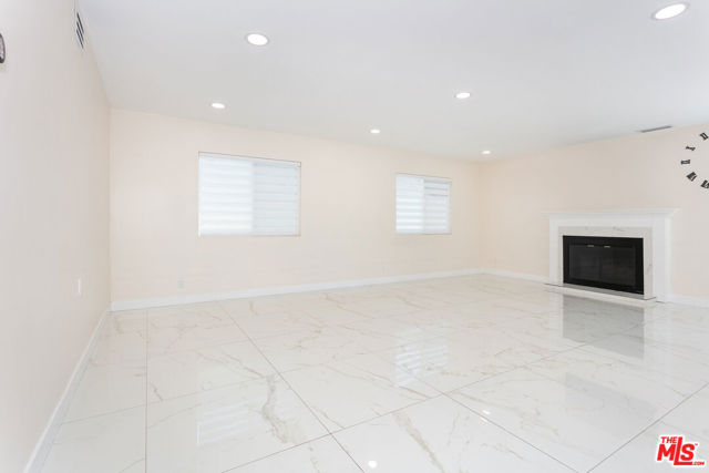 7001 Beckett Street, Tujunga CA: https://media.crmls.org/mediaz/0b51f01c-2d92-4d7f-a98c-1678611bfd39.jpg