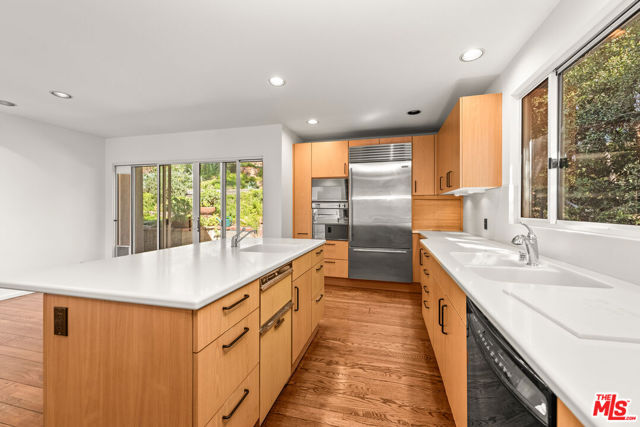 16449 Akron Street, Pacific Palisades CA: https://media.crmls.org/mediaz/0b550002-6d29-412d-93a8-e3a71cdb3349.jpg