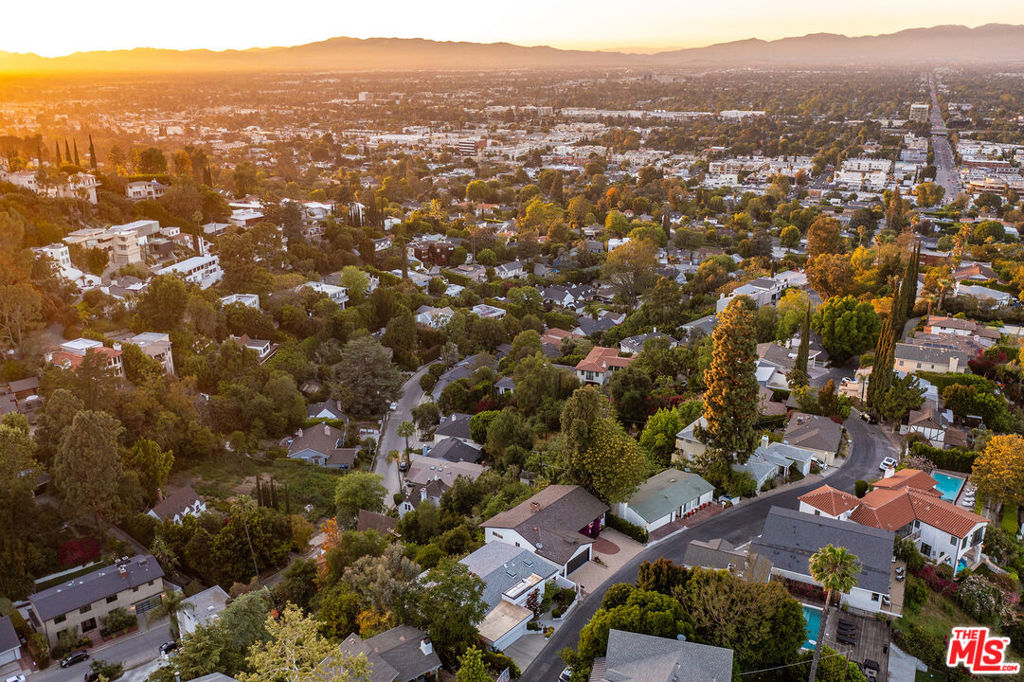 https://media.crmls.org/mediaz/0b55e5e0-b253-41d6-a453-fc90f3893299.jpg?preset=X-Large