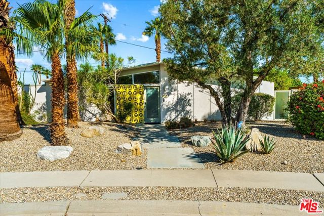 888 E Janet Circle, Palm Springs CA: https://media.crmls.org/mediaz/0b566e2e-614b-40e9-8b5a-a44cb4f8c1b8.jpg