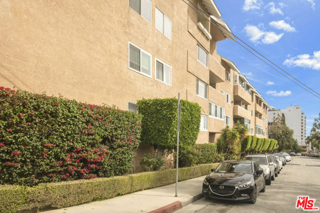 1010 Hammond Street, West Hollywood CA: https://media.crmls.org/mediaz/0b57f750-8b1a-4e35-804e-49db5a5dc490.jpg