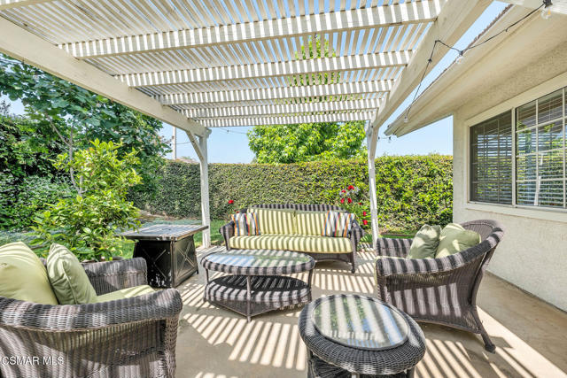 5050 Golden Nugget Way, Oak Park CA: https://media.crmls.org/mediaz/0b59c825-3250-4933-a079-bc208cadc457.jpg