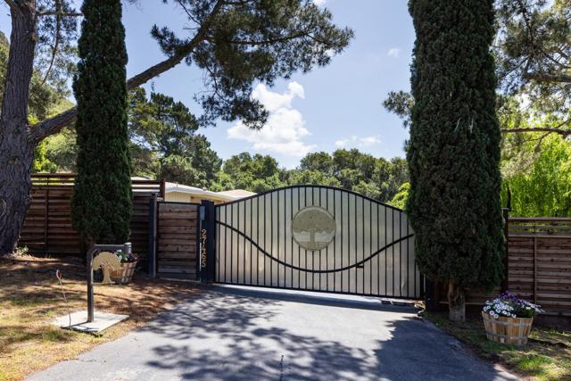 27465 Loma Del Rey, Carmel Valley CA: https://media.crmls.org/mediaz/0b5a379e-3651-4534-b3f0-272e76951cb1.jpg
