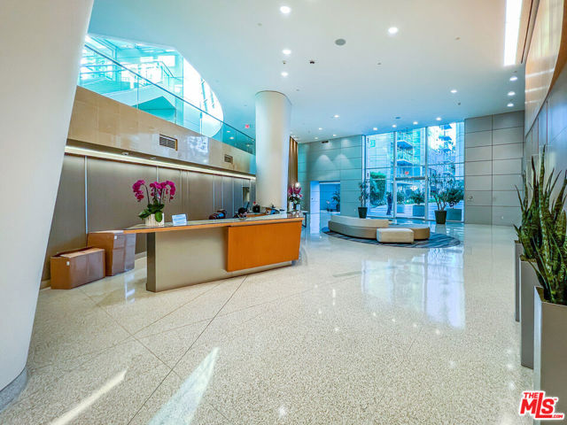 13600 MARINA POINTE Drive, Marina del Rey CA: https://media.crmls.org/mediaz/0b5a44cf-fd74-4ff5-bba4-1b8d37e759a6.jpg