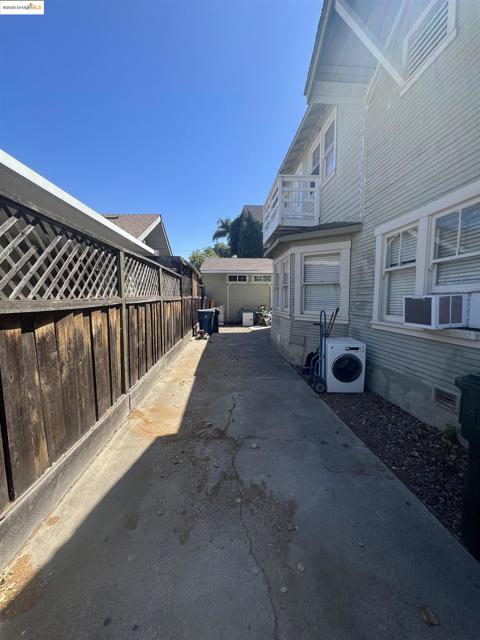 619 W 6Th St, Antioch CA: https://media.crmls.org/mediaz/0b5a68c0-4f59-462e-bec1-84ef420a6498.jpg